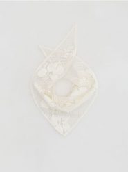 Ażurowa chusta - złamana biel. Chusty Reserved, w ażurowe wzory. Za 59.99 zł.