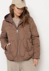 Brązowa Pikowana Kurtka z Materiałowym Kapturem i Kieszeniami Ravalynne. Brązowe kurtki Born2be, l, bez wzorów, z jeansu, eleganckie. W wyprzedaży za 153.99 zł.