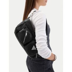 Torebka Guess Jeans. Czarne torebki klasyczne Guess Jeans, z aplikacjami, z jeansu, klasyczne, bez dodatków. Za 259.99 zł.