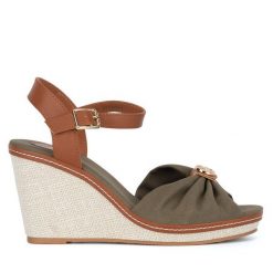 Sandały Beverly Hills Polo Club. Brązowe sandały Beverly Hills Polo Club, bez wzorów, bez obcasa, na koturnie, bez zapięcia. Za 179.99 zł.