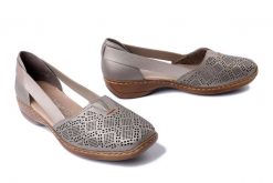 RIEKER 41351-90 silver/platinum, półbuty damskie. Szare półbuty wsuwane Rieker, na lato, w ażurowe wzory, bez obcasa. Za 271.92 zł.