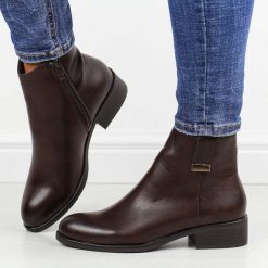 Brązowe płaskie botki damskie M.Daszyński 2458-3. Brązowe botki M.Daszyński, bez wzorów, z materiału, eleganckie, bez obcasa, na obcasie, bez zapięcia. W wyprzedaży za 161.10 zł.