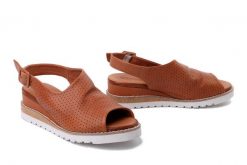 ARTIKER RELAKS 52C0841 brązowy sandały damskie. Brązowe sandały Artiker Relaks, bez wzorów, z gumy, bez obcasa, na koturnie, bez zapięcia. Za 279.90 zł.