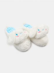 Kapcie ze sztucznym futerkiem i haftem Cinnamoroll - biały. Białe kapcie Sinsay, bez wzorów. Za 39.99 zł.
