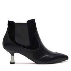 Botki Liu Jo. Czarne botki Liu Jo, bez wzorów, bez obcasa, na szpilce, bez zapięcia. Za 719.99 zł.