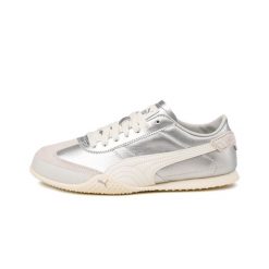 Buty sportowe damskie Puma Bella UT. Białe buty treningowe Puma, bez wzorów, z gumy, bez zapięcia, na fitness i siłownię. Za 356.50 zł.