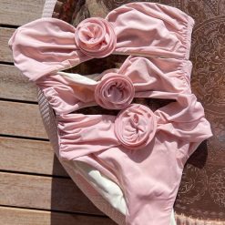 Jednoczęściowy kostium kąpielowy z florystycznym wzorem na lato Charlot. Czerwone stroje jednoczęściowe Intica, bez wzorów. Za 169.00 zł.