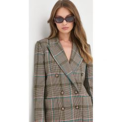 Victoria Beckham marynarka wełniana kolor beżowy dwurzędowa. Brązowe marynarki i żakiety VICTORIA BECKHAM, bez wzorów, z wełny, klasyczne, bez ramiączek. W wyprzedaży za 3,229.90 zł.