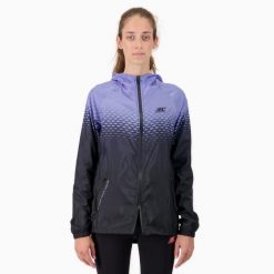 Damska lekka kurtka przeciwwiatrowa do biegania i trailu PERFORMANCE WINDBREAKER. Fioletowe kurtki do biegania BODYCROSS, na zimę, bez wzorów, z materiału, bez kaptura, do biegania. Za 739.99 zł.
