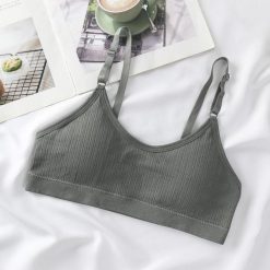 Braletka miękka z delikatnymi ramiączkami Robinia. Czarne biustonosze Intica, bez wzorów, z tkaniny. Za 59.00 zł.