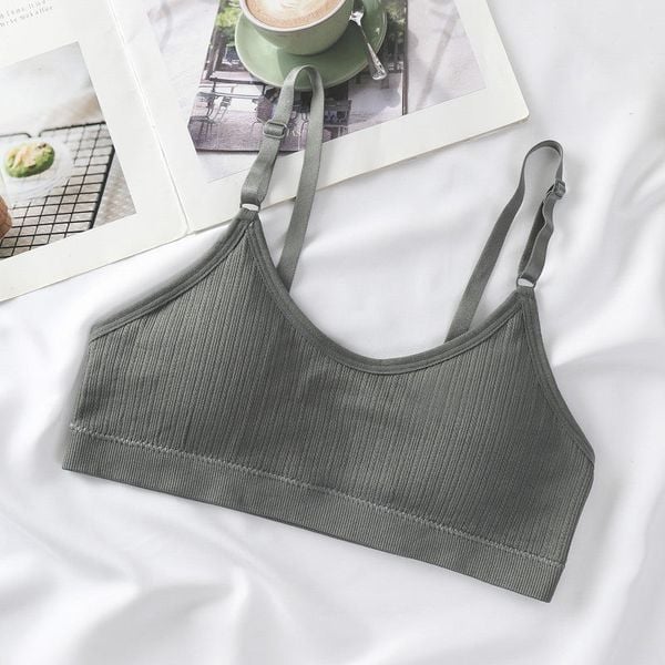 Braletka miękka z delikatnymi ramiączkami Robinia. Czarne biustonosze Intica, bez wzorów, z tkaniny. Za 59.00 zł.