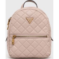 Guess plecak damski kolor beżowy mały gładki. Brązowe plecaki Guess, z aplikacjami, do ręki, pikowane, bez dodatków. W wyprzedaży za 429.99 zł.