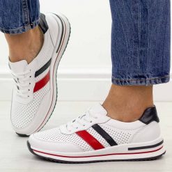 Białe ażurowe skórzane półbuty damskie S.Barski 7067. Białe półbuty wsuwane S.BARSKI, na jesień, w ażurowe wzory, z jeansu, casualowe, bez obcasa, na płaskiej podeszwie. Za 249.00 zł.