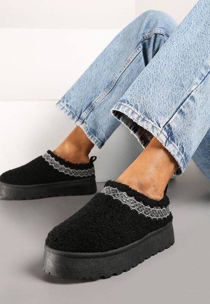 Czarne Śniegowce na Grubej Podeszwie Ozdobione Haftem Zinnalora. Czarne śniegowce Born2be, bez wzorów, z jeansu, bez zapięcia. Za 59.99 zł.