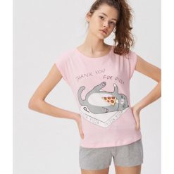 Dwuczęściowa piżama z kotem i pizzą - Różowy. Piżamy marki Sinsay. Za 39.99 zł.