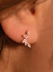 OR ÉCLAT Złote kolczyki-wkrętki "Five petals" z cyrkoniami rozmiar: onesize. Białe kolczyki Or Éclat, z cyrkonią, złote. Za 434.99 zł.