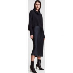 AllSaints sukienka i sweter kolor czarny maxi. Czarne sukienki AllSaints, na co dzień, l, bez wzorów, z materiału, bez kołnierzyka, bez ramiączek, maxi, proste. W wyprzedaży za 979.99 zł.