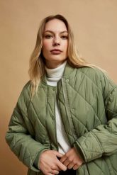 Długa pikowana kurtka oliwkowa. Zielone kurtki MOODO, xxl, bez wzorów, z poliamidu, bez kaptura. W wyprzedaży za 99.99 zł.