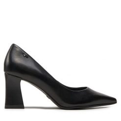 Czółenka Tamaris. Czarne czółenka Tamaris, bez wzorów, bez obcasa, bez zapięcia. Za 359.99 zł.
