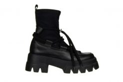 Botki Bayla-159 4491 076-P Czarny Lico 159171, Skóra naturalna - 36. Czarne botki Bayla, bez wzorów, z gumy, eleganckie, bez obcasa, na platformie, bez zapięcia. W wyprzedaży za 299.00 zł.