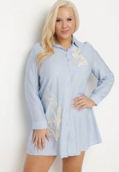 Jasnoniebieska Koszulowa Sukienka z Wiskozy Zdobiona Kwiatowym Haftem Nalilsa. Niebieskie sukienki Born2be, na co dzień, plus size, z aplikacjami, z wiskozy, eleganckie, bez kołnierzyka, plus size, bez ramiączek, mini, koszulowe. W wyprzedaży za 93.49 zł.