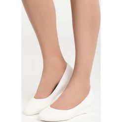 Białe Koturny Issues. Czółenka marki Born2be. Za 59.99 zł.