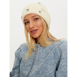 Czapka Guess. Czapki zimowe Guess, z aplikacjami. Za 269.99 zł.