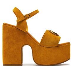 Sandały Guess. Żółte sandały Guess, z aplikacjami, bez obcasa, na słupku, bez zapięcia. Za 619.99 zł.
