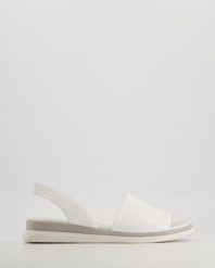 BIAŁE SANDAŁY DAMSKIE 06085700-M5 WHIT. Białe sandały Venezia, bez wzorów, ze skóry, bez obcasa, bez zapięcia. Za 339.00 zł.