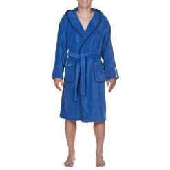 Szlafrok kąpielowy na basen po treningu unisex Arena Premium Robe. Niebieskie szlafroki damskie Arena, bez wzorów, bez ramiączek. Za 299.99 zł.