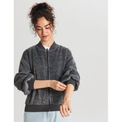 Rozpinana bluza typu college - Szary. Szare bluzy Cropp, l, bez wzorów, bez ramiączek, bez kaptura. Za 99.99 zł.