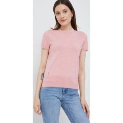Polo Ralph Lauren sweter 211784760011 damski kolor różowy lekki z półgolfem. Czerwone swetry Polo Ralph Lauren, l, bez wzorów, z dzianiny, bez ramiączek. W wyprzedaży za 489.99 zł.