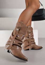 Brązowe Marszczone Botki Kowbojki z Cholewką Imitującą Nogawkę Ilosa. Brązowe botki Born2be, z aplikacjami, z jeansu, eleganckie, bez obcasa, na obcasie, bez zapięcia. Za 149.99 zł.