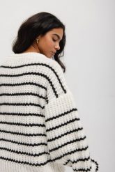 Sweter oversize z bufiastym rękawem w BIAŁO-CZARNE paski - RIVERO. Białe swetry Marsala, na lato, bez wzorów, z wełny, klasyczne, bez ramiączek. Za 269.90 zł.