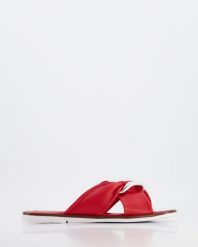 KLAPKI Z ŁAŃCUCHEM SW519 RED. Czerwone klapki Venezia, bez wzorów, ze skóry, bez obcasa, bez zapięcia. Za 119.00 zł.