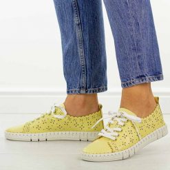 Żółte ażurowe skórzane półbuty damskie Filippo Dp7631/26. Żółte półbuty wsuwane Filippo, na lato, w ażurowe wzory, z jeansu, casualowe, z okrągłym noskiem, bez obcasa, na płaskiej podeszwie. Za 219.00 zł.
