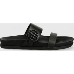 Tommy Hilfiger klapki skórzane damskie kolor czarny. Czarne klapki Tommy Hilfiger, bez wzorów, z gumy, bez obcasa, bez zapięcia. W wyprzedaży za 324.99 zł.