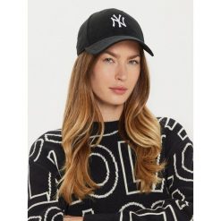Czapka z daszkiem New Era. Czarne czapki z daszkiem New Era, bez wzorów. Za 89.99 zł.