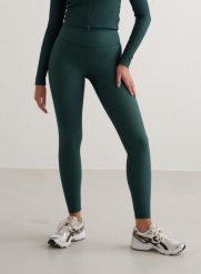 Damskie legginsy wysoki stan, kieszonka Ribbed Performance ciemnoszmaragdowe. Zielone legginsy AIM'N, bez wzorów, z elastanu. Za 254.00 zł.