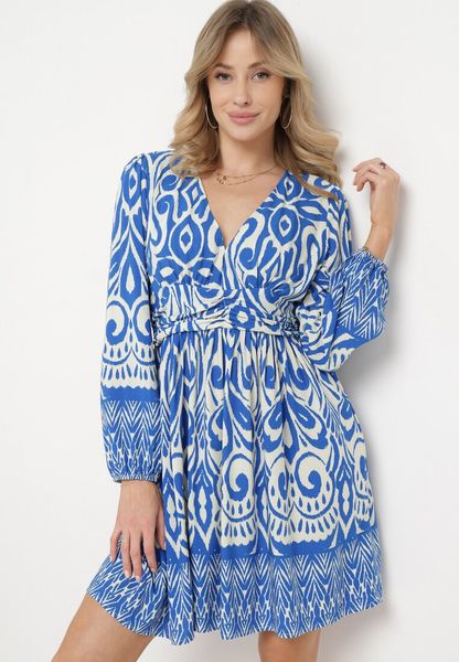 Niebiesko-Biała Rozkloszowana Sukienka z Ozdobnym Marszczeniem i Gumką z Tyłu Jolilama. Niebieskie sukienki Born2be, na co dzień, m, bez wzorów, z wiskozy, eleganckie, bez kołnierzyka, bez ramiączek, mini, proste. Za 44.99 zł.