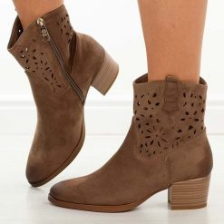 C.Beżowe ażurowe botki damskie na obcasie Vinceza 58452. Brązowe botki VINCEZA, w ażurowe wzory, z jeansu, eleganckie, bez obcasa, na obcasie, bez zapięcia. Za 229.00 zł.