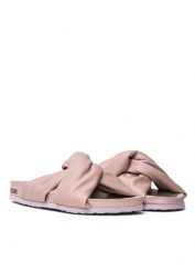 Klapki damskie beżowe Love Moschino JA28233G0EIE0609. Brązowe klapki Love Moschino, bez wzorów, bez obcasa, bez zapięcia. Za 409.99 zł.