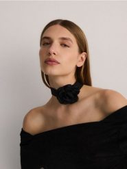 Wiązany szal z kwiatem - czarny. Czarne szaliki i kominy Reserved, bez wzorów. W wyprzedaży za 45.99 zł.