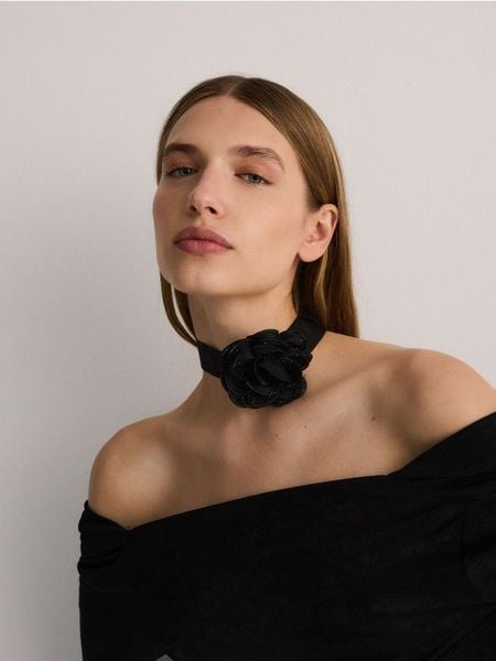 Wiązany szal z kwiatem - czarny. Czarne szaliki i kominy Reserved, bez wzorów. W wyprzedaży za 45.99 zł.