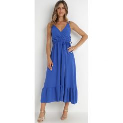Niebieska Sukienka Elna. Niebieskie sukienki Born2be, m, z aplikacjami, z materiału, bez kołnierzyka, bez ramiączek, maxi, kopertowe. W wyprzedaży za 62.99 zł.