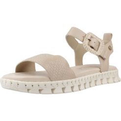 Sandały CARMELA 163266C Beżowy. Brązowe sandały Carmela, bez wzorów, ze skóry, sportowe, bez obcasa, bez zapięcia. Za 317.99 zł.