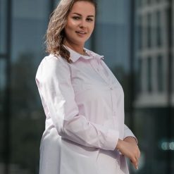 Koszula Eugenia w odcieniach różu XXL OVERSIZE. Czerwone koszule Moda Size Plus Iwanek, s, bez wzorów, z bawełny, biznesowe, bez kołnierzyka, bez ramiączek. W wyprzedaży za 89.90 zł.