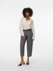 Vero Moda Bluzka "Urli" w kolorze kremowym rozmiar: M. Brązowe bluzki Vero Moda, m, bez wzorów, z wiskozy, klasyczne, bez kołnierzyka, bez ramiączek. Za 82.99 zł.