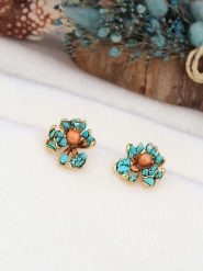 Pierres de Jade Pozłacane kolczyki-wkrętki z perłami i turkusami rozmiar: onesize. Brązowe kolczyki Pierres de Jade, z perłą, pozłacane. Za 43.99 zł.