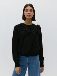 Sweter z aplikacją - czarny. Czarne swetry Reserved, l, z aplikacjami, z dzianiny, klasyczne, bez ramiączek. W wyprzedaży za 89.99 zł.
